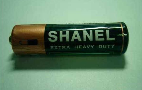Okej, det här är fejk... men visst fan vill man ha ett batteri som det står SHANEL EXTRA HEAVY DUTY på? Det här batteriet är ett jäkla Rocky-montage! Okej, det här är fejk... men visst fan vill man ha ett batteri som det står SHANEL EXTRA HEAVY DUTY på? Det här batteriet är ett jäkla Rocky-montage!